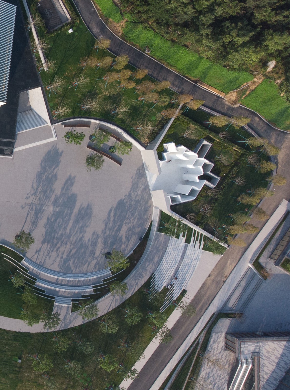 BIM建筑|阿朵小镇公共卫生间 / 栖城设计