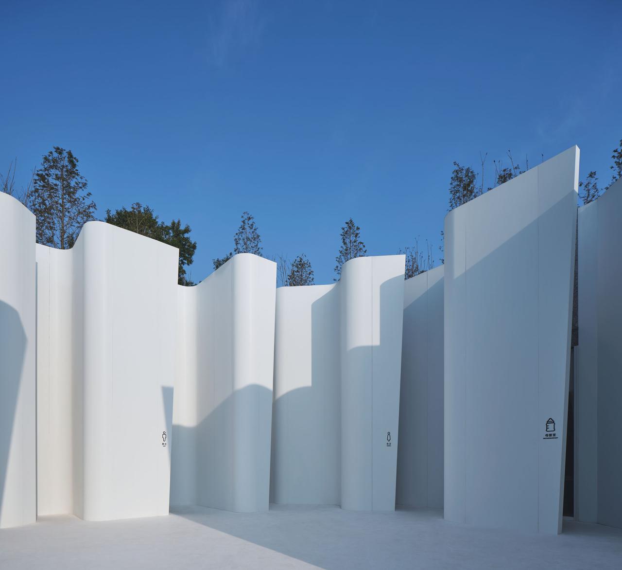 BIM建筑|阿朵小镇公共卫生间 / 栖城设计