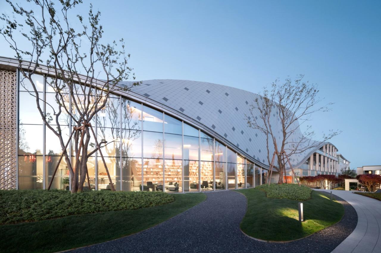 BIM建筑|丝带萦绕于山林间的遐想-昆明华侨城 ▪ 滇中乐活城社区中心 / 成执设计