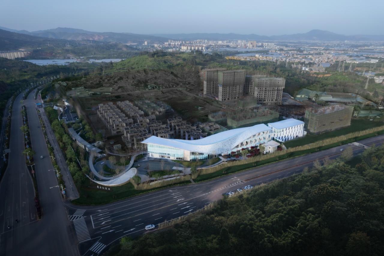 BIM建筑|丝带萦绕于山林间的遐想-昆明华侨城 ▪ 滇中乐活城社区中心 / 成执设计