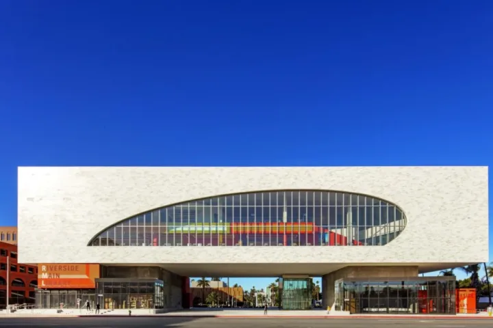 BIM建筑|Riverside 市立图书馆 / Johnson Favaro