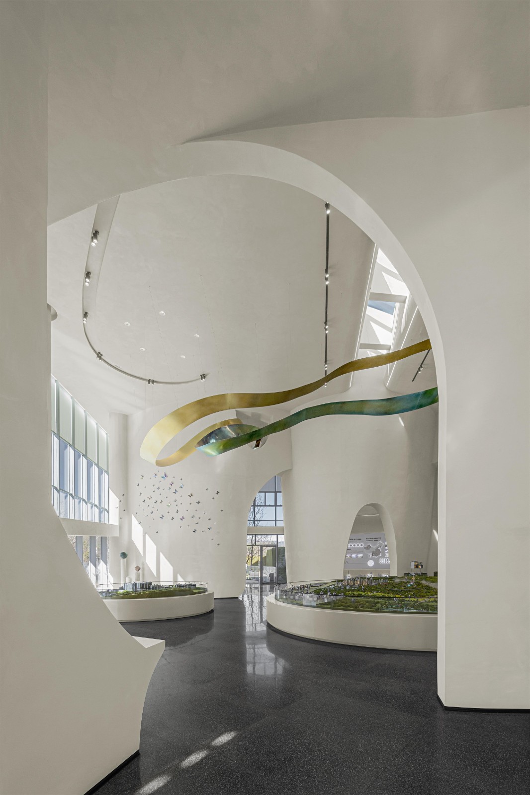 BIM建筑|丝带萦绕于山林间的遐想-昆明华侨城 ▪ 滇中乐活城社区中心 / 成执设计