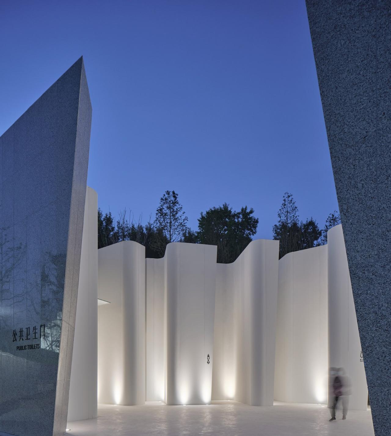 BIM建筑|阿朵小镇公共卫生间 / 栖城设计