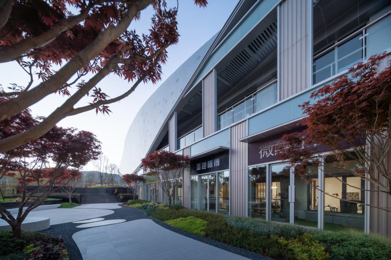 BIM建筑|丝带萦绕于山林间的遐想-昆明华侨城 ▪ 滇中乐活城社区中心 / 成执设计