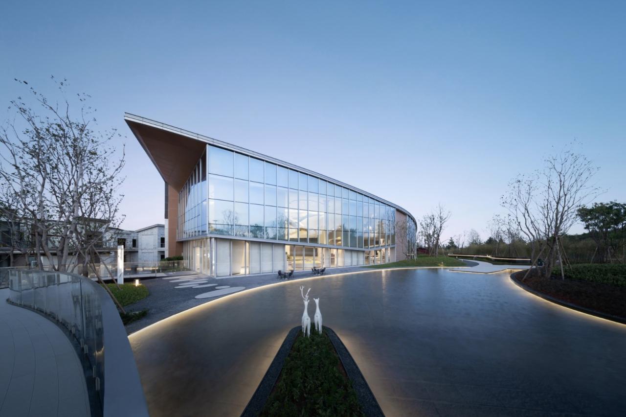 BIM建筑|丝带萦绕于山林间的遐想-昆明华侨城 ▪ 滇中乐活城社区中心 / 成执设计