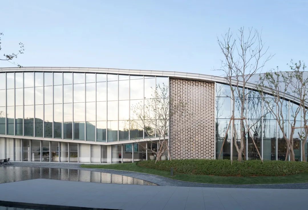 BIM建筑|丝带萦绕于山林间的遐想-昆明华侨城 ▪ 滇中乐活城社区中心 / 成执设计