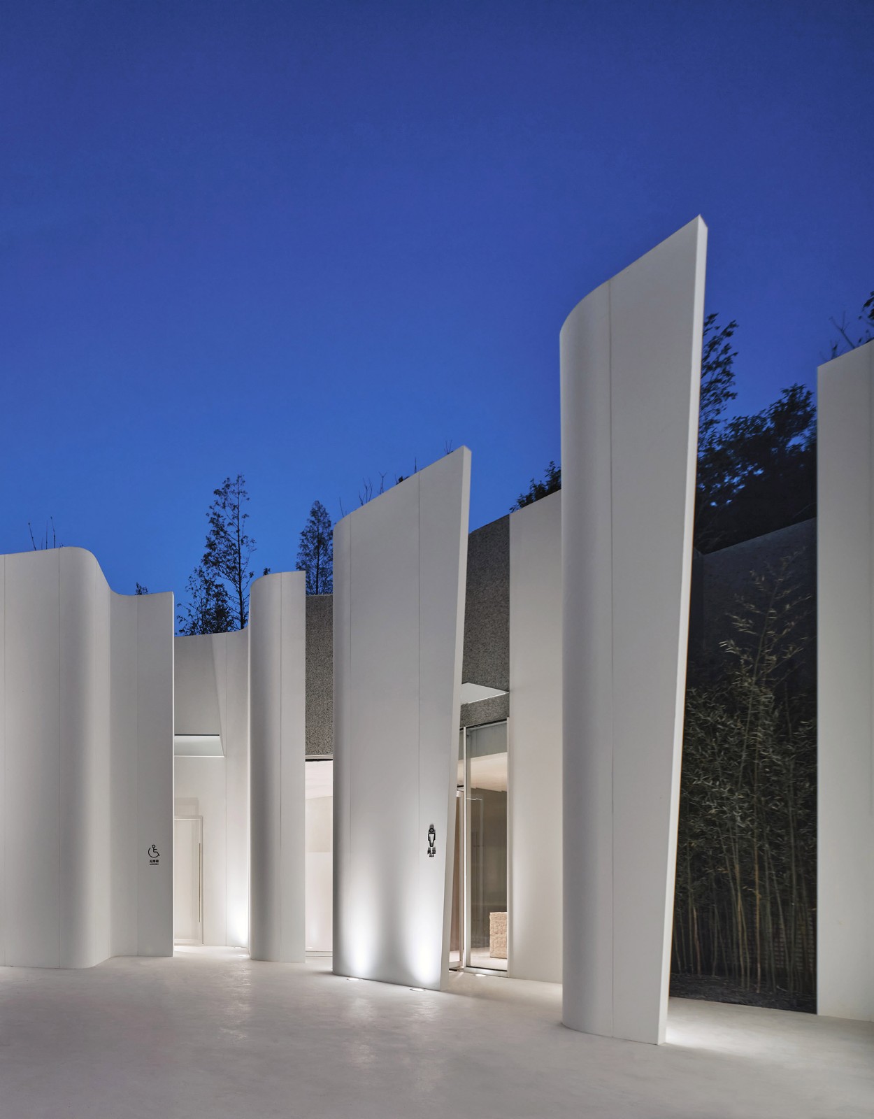 BIM建筑|阿朵小镇公共卫生间 / 栖城设计