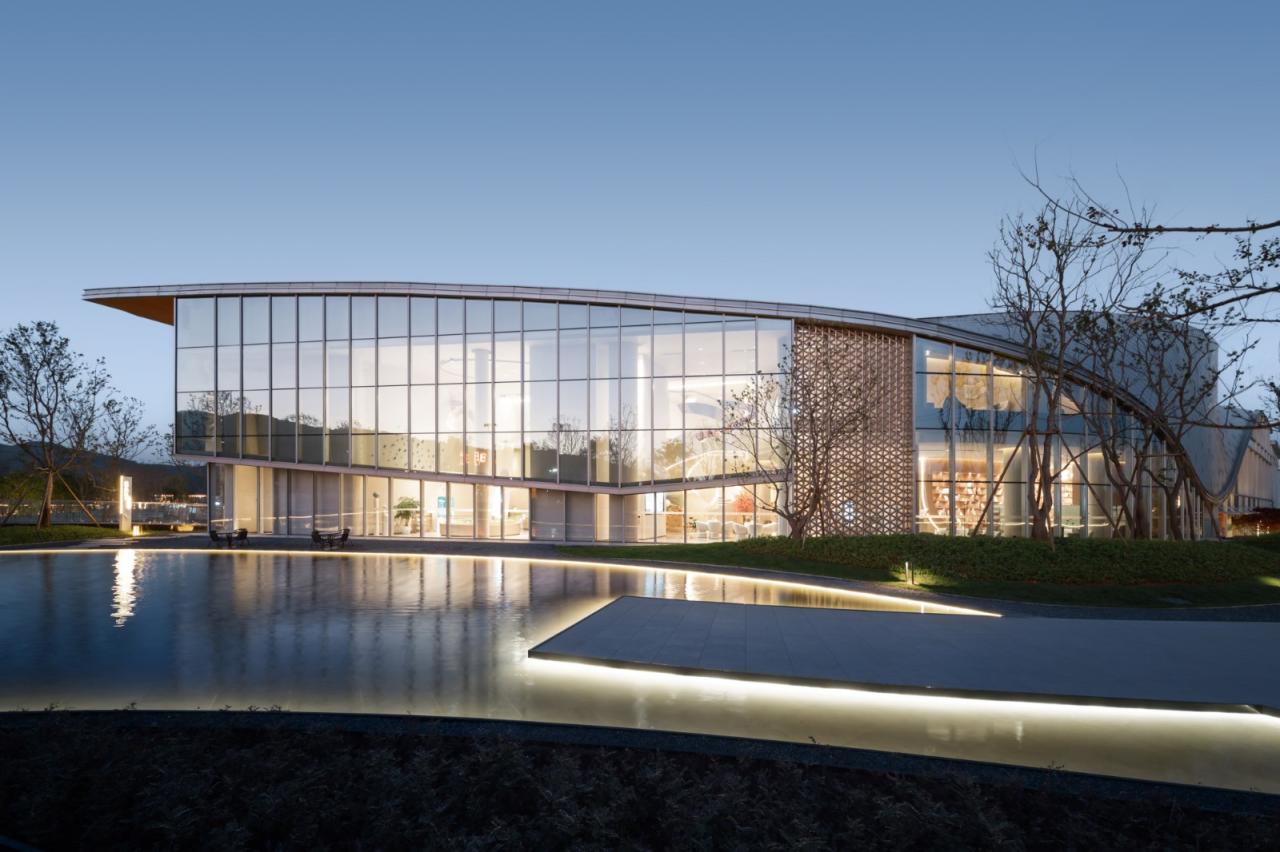 BIM建筑|丝带萦绕于山林间的遐想-昆明华侨城 ▪ 滇中乐活城社区中心 / 成执设计