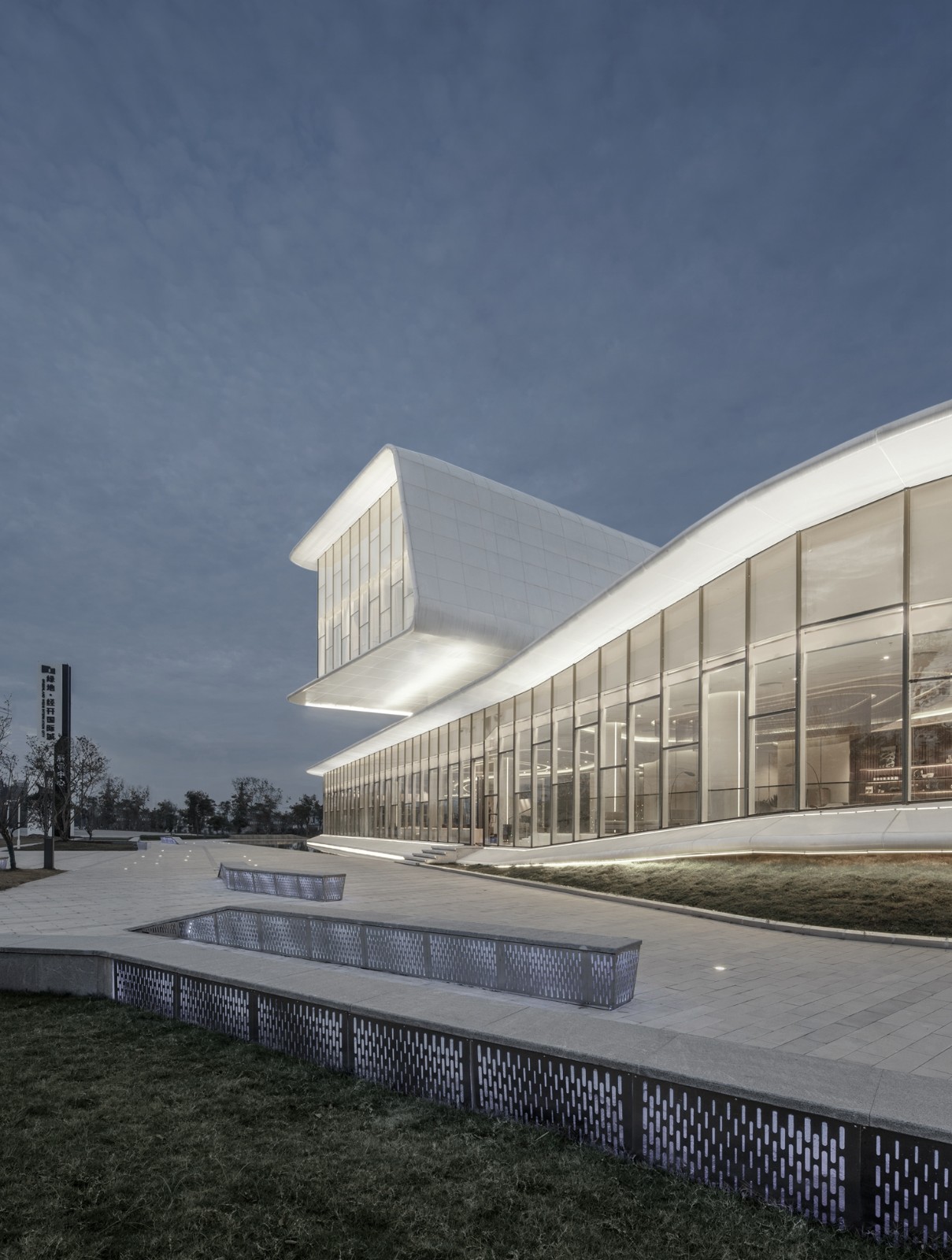 BIM建筑|反重力生长的有机体—洪湖·新滩展示中心 / UA尤安设计