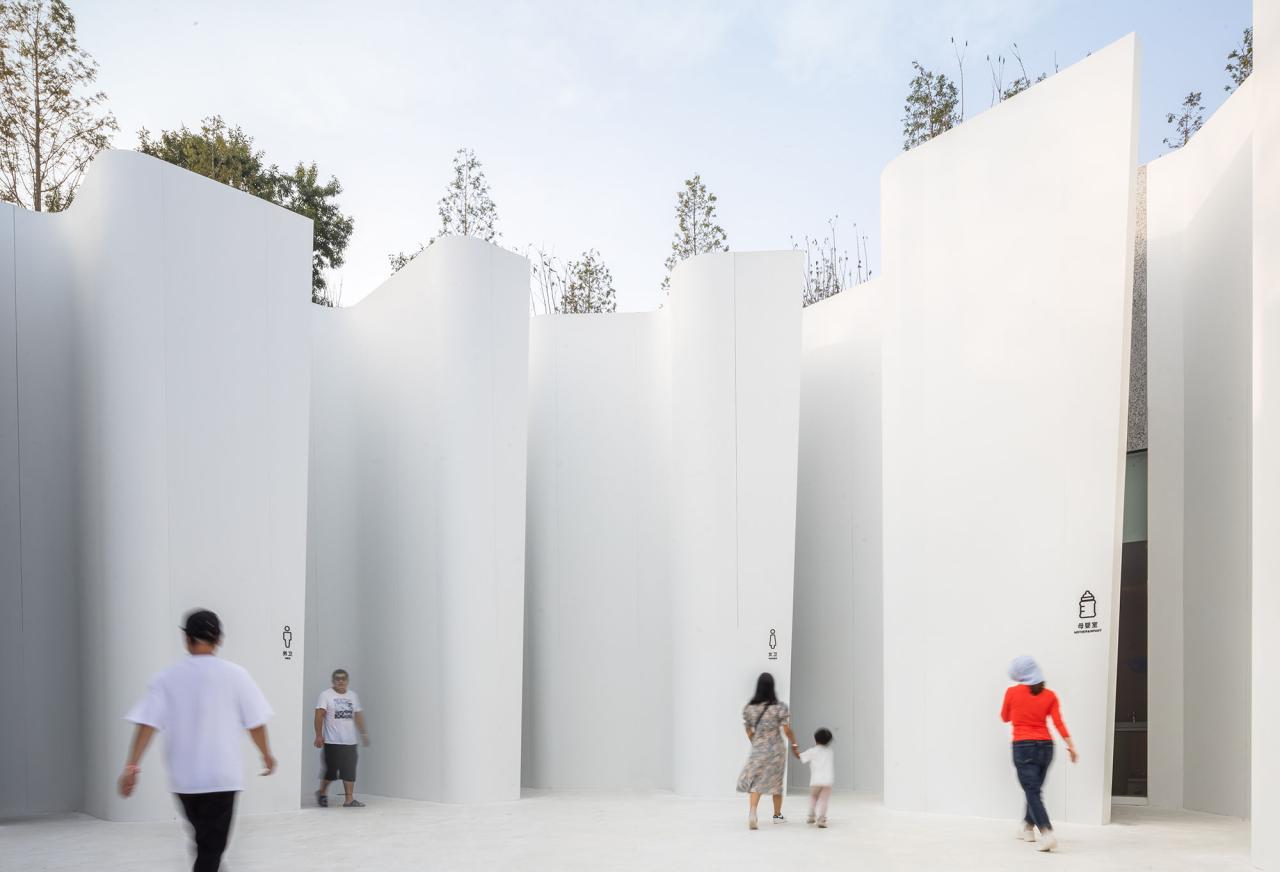 BIM建筑|阿朵小镇公共卫生间 / 栖城设计