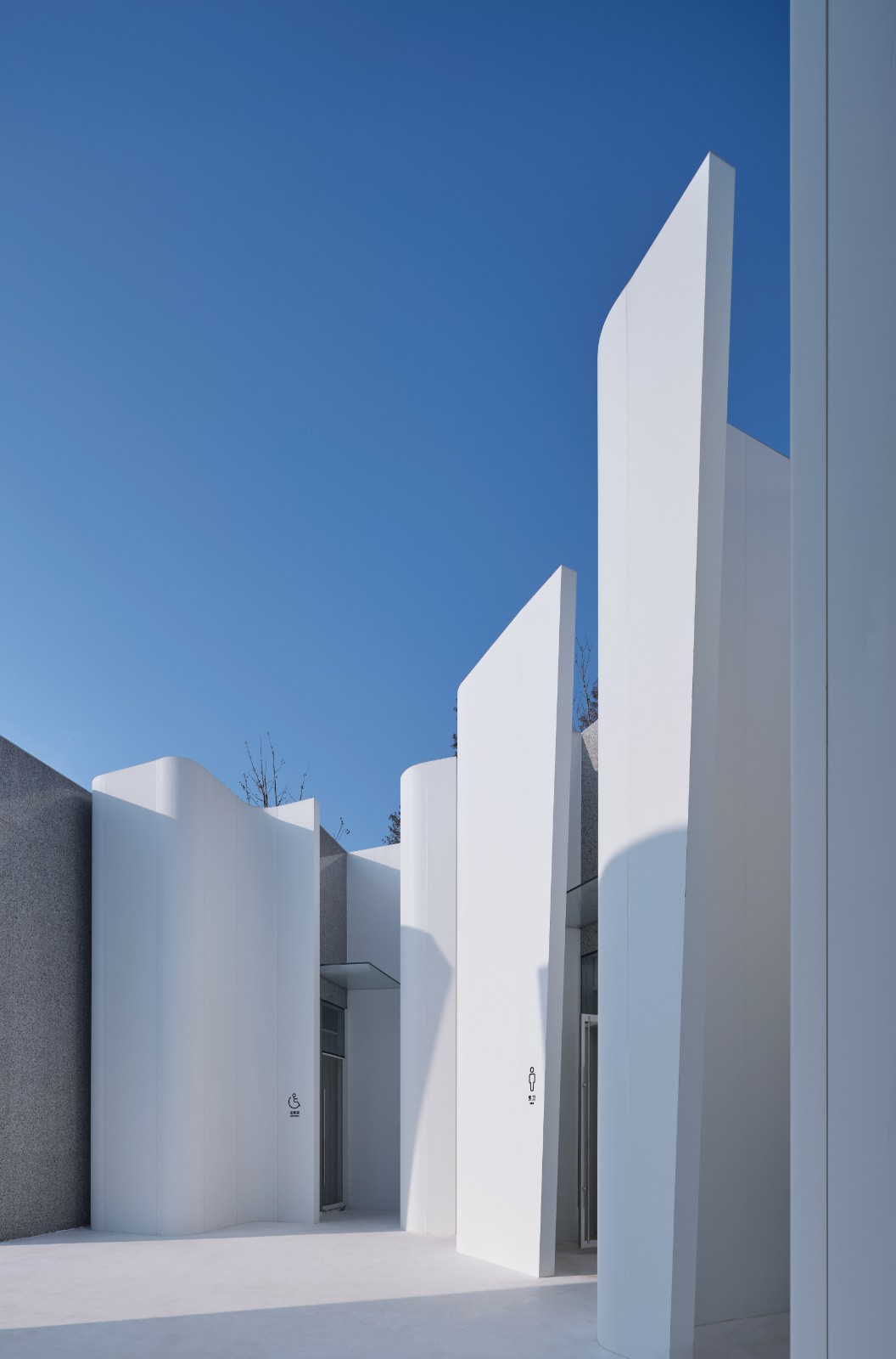 BIM建筑|阿朵小镇公共卫生间 / 栖城设计