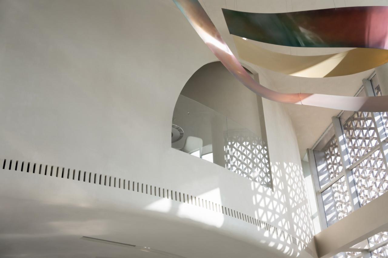 BIM建筑|丝带萦绕于山林间的遐想-昆明华侨城 ▪ 滇中乐活城社区中心 / 成执设计