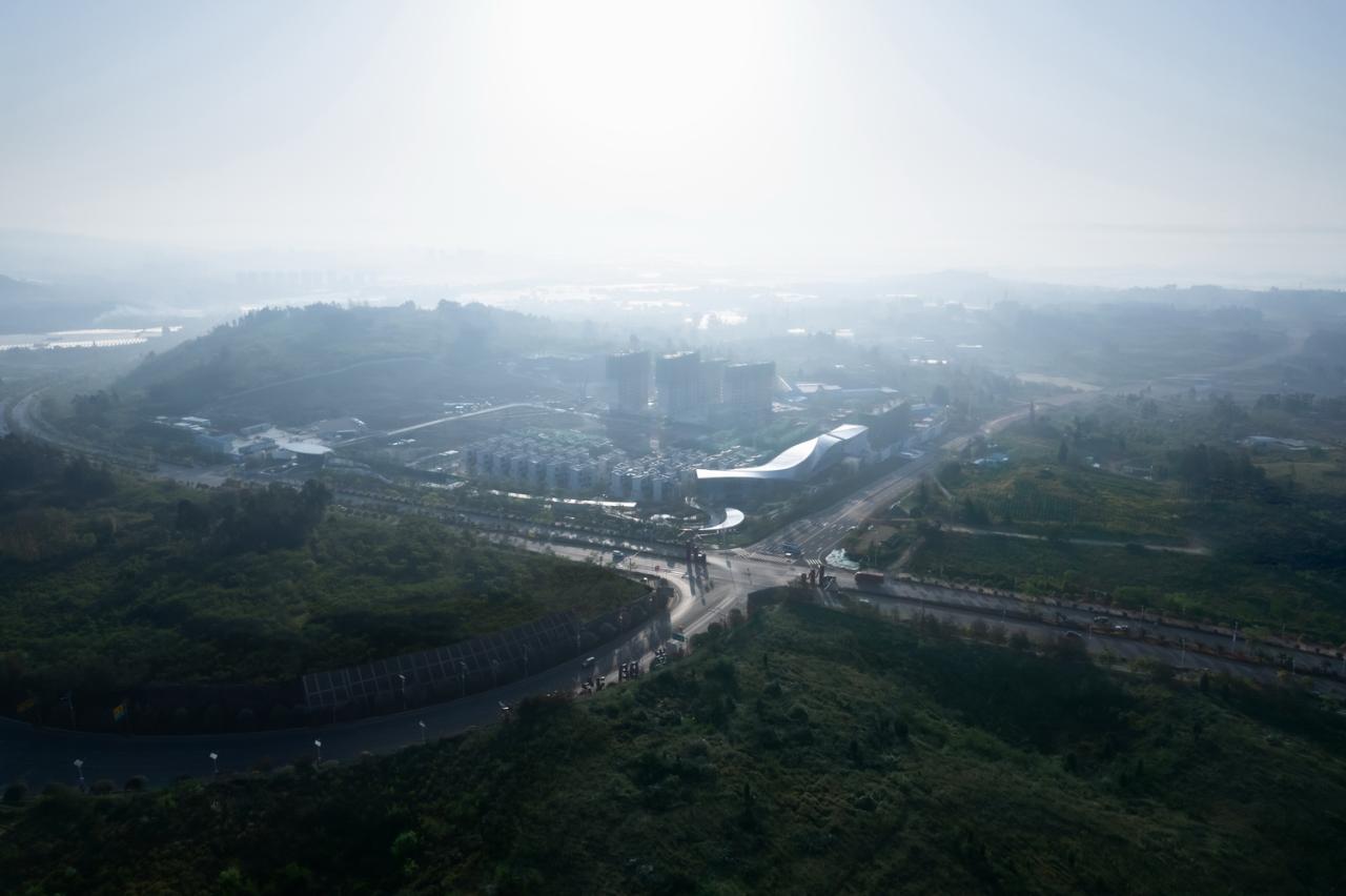 BIM建筑|丝带萦绕于山林间的遐想-昆明华侨城 ▪ 滇中乐活城社区中心 / 成执设计