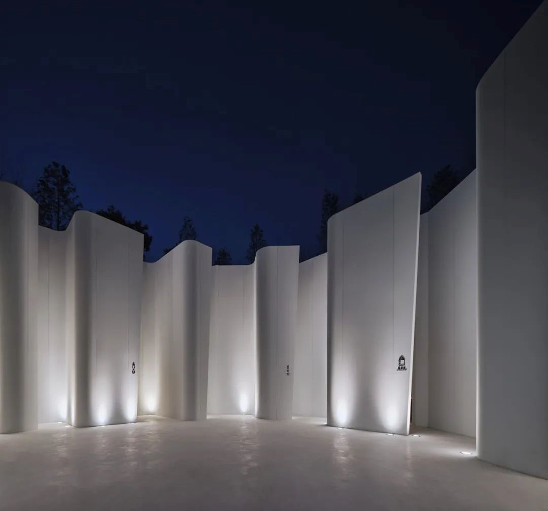 BIM建筑|阿朵小镇公共卫生间 / 栖城设计