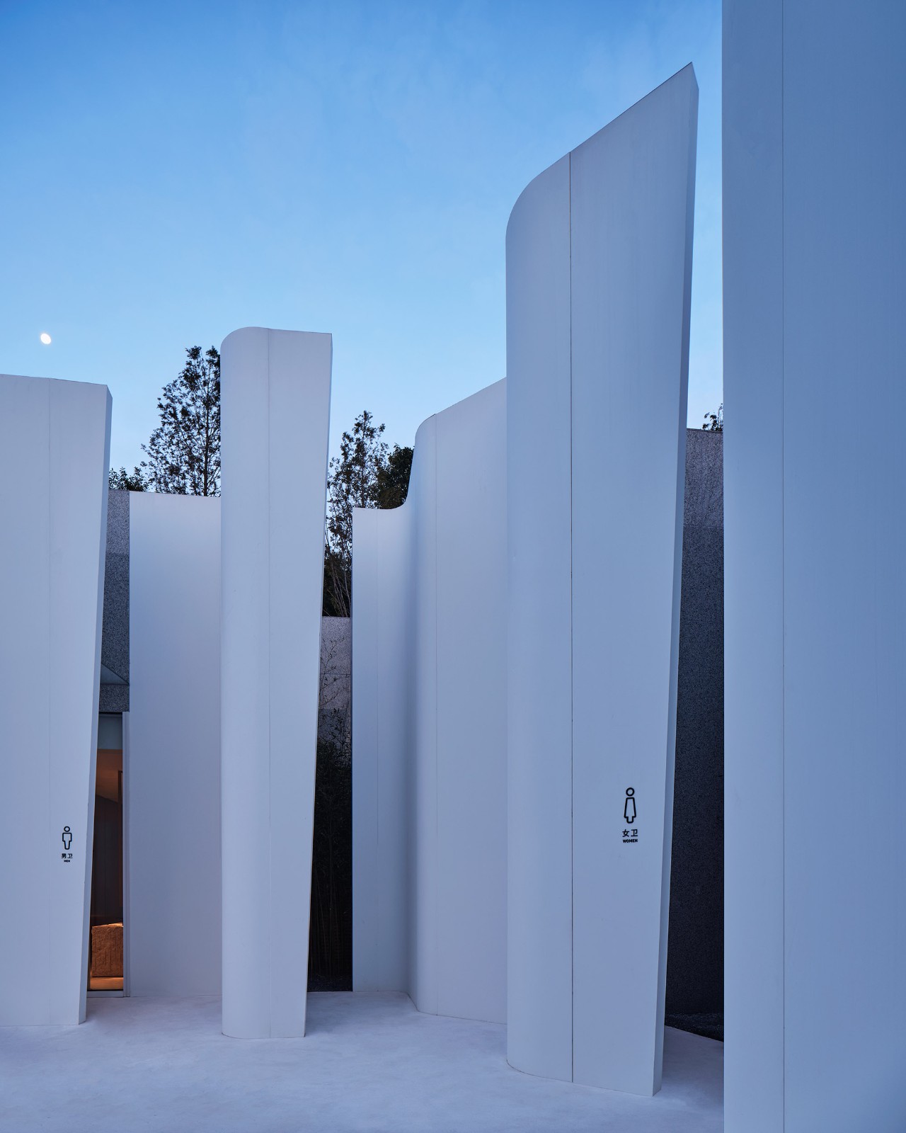 BIM建筑|阿朵小镇公共卫生间 / 栖城设计
