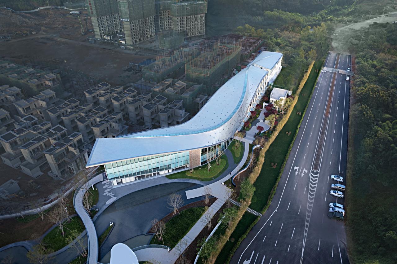 BIM建筑|丝带萦绕于山林间的遐想-昆明华侨城 ▪ 滇中乐活城社区中心 / 成执设计