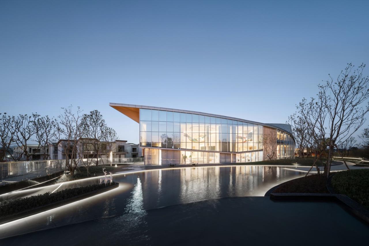 BIM建筑|丝带萦绕于山林间的遐想-昆明华侨城 ▪ 滇中乐活城社区中心 / 成执设计