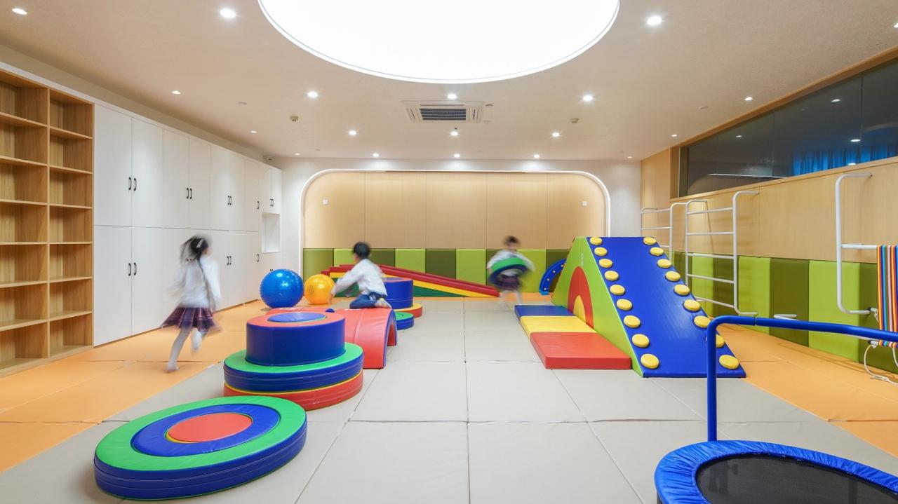 BIM建筑|海口山高幼儿园：一座位于高铁站下的幼儿园,如何征服小朋友 / DIKA新作