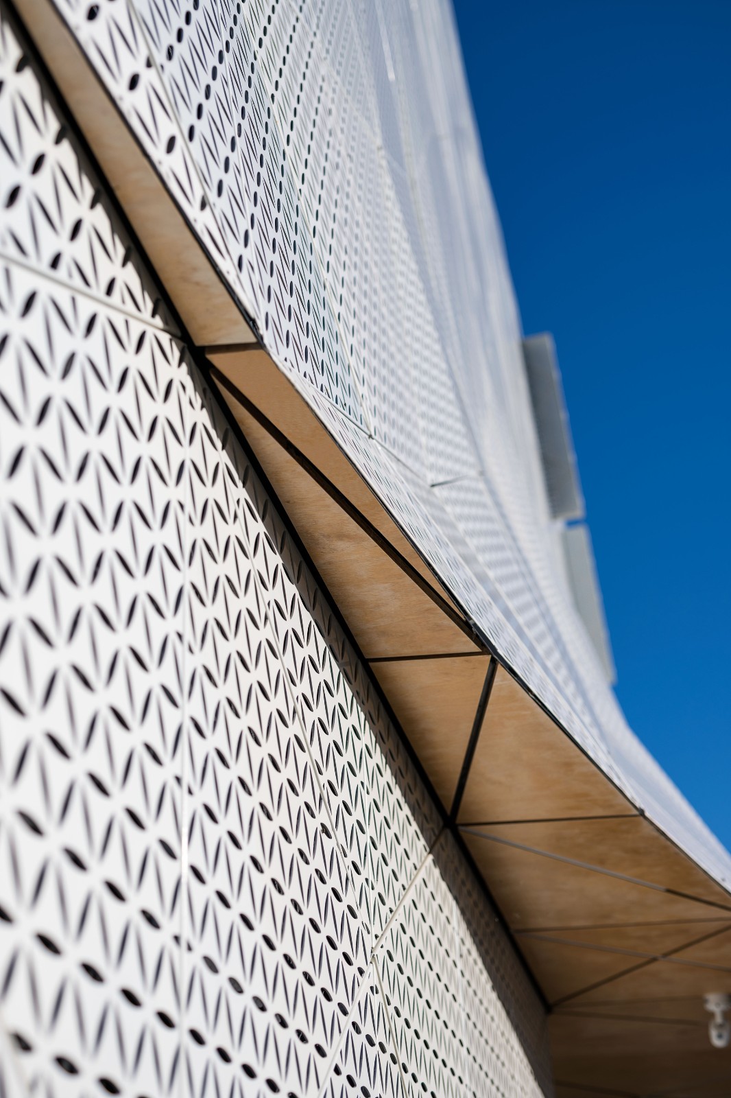 BIM建筑|疗养小镇的‘浪潮’，医疗研究中心 / FAAB