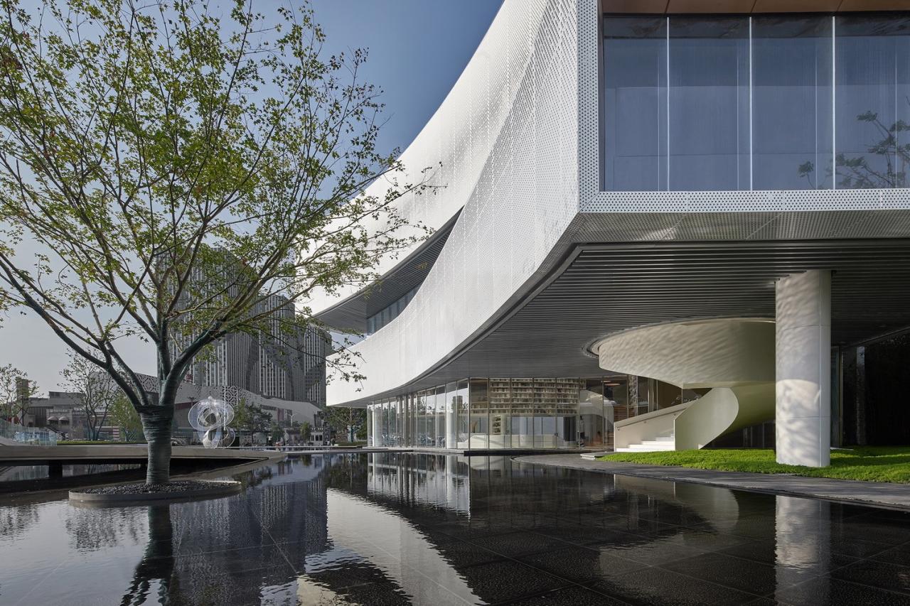 BIM建筑|以可感知温度充盈场所空间：徐州三盛·中城展示中心 / UA尤安设计