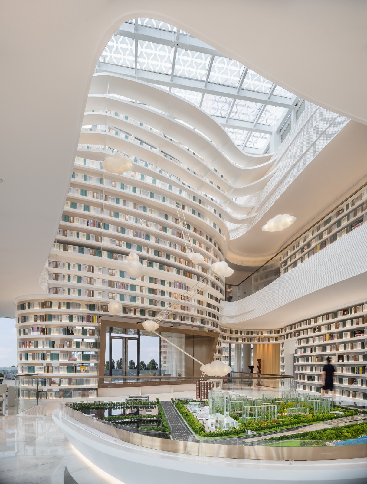 BIM建筑|以可感知温度充盈场所空间：徐州三盛·中城展示中心 / UA尤安设计