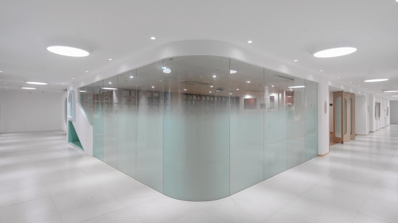 BIM建筑|海口山高幼儿园：一座位于高铁站下的幼儿园,如何征服小朋友 / DIKA新作