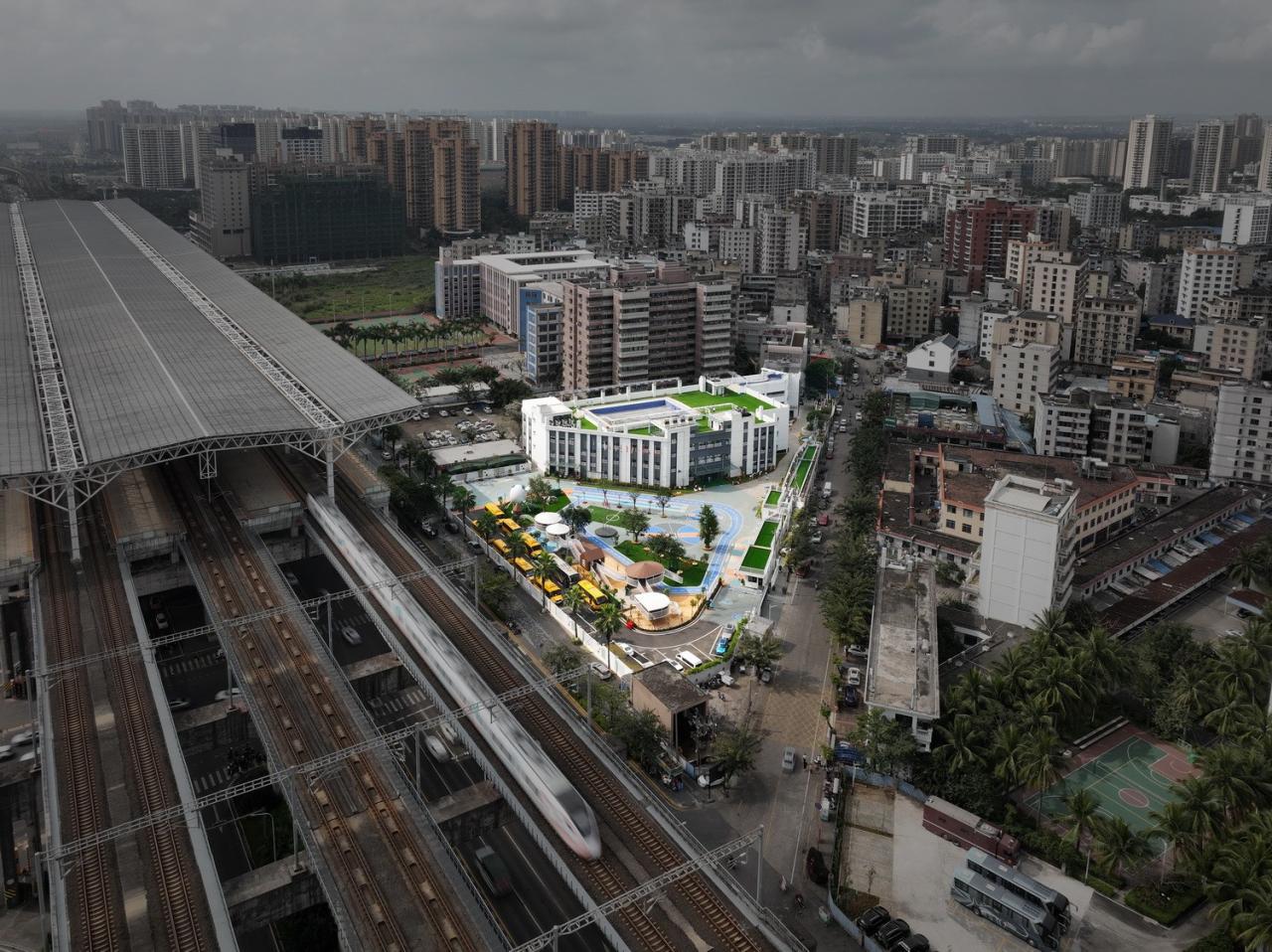 BIM建筑|海口山高幼儿园：一座位于高铁站下的幼儿园,如何征服小朋友 / DIKA新作
