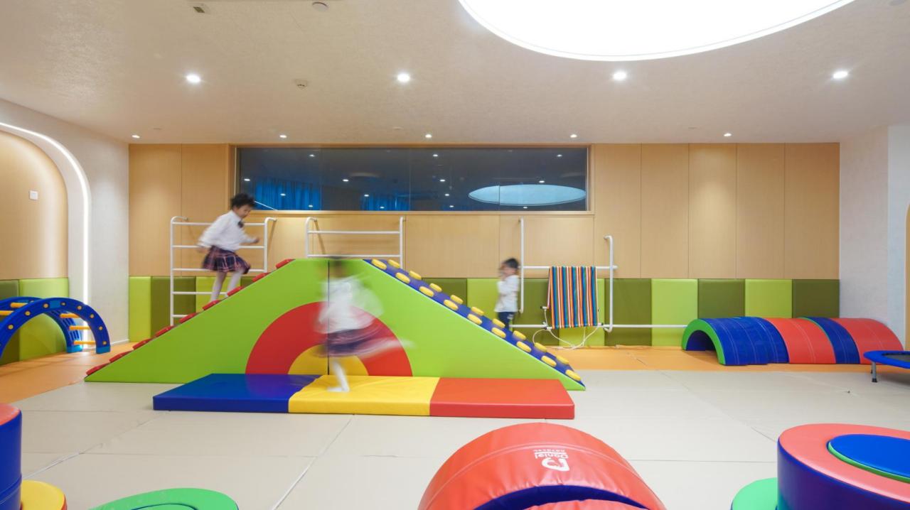 BIM建筑|海口山高幼儿园：一座位于高铁站下的幼儿园,如何征服小朋友 / DIKA新作