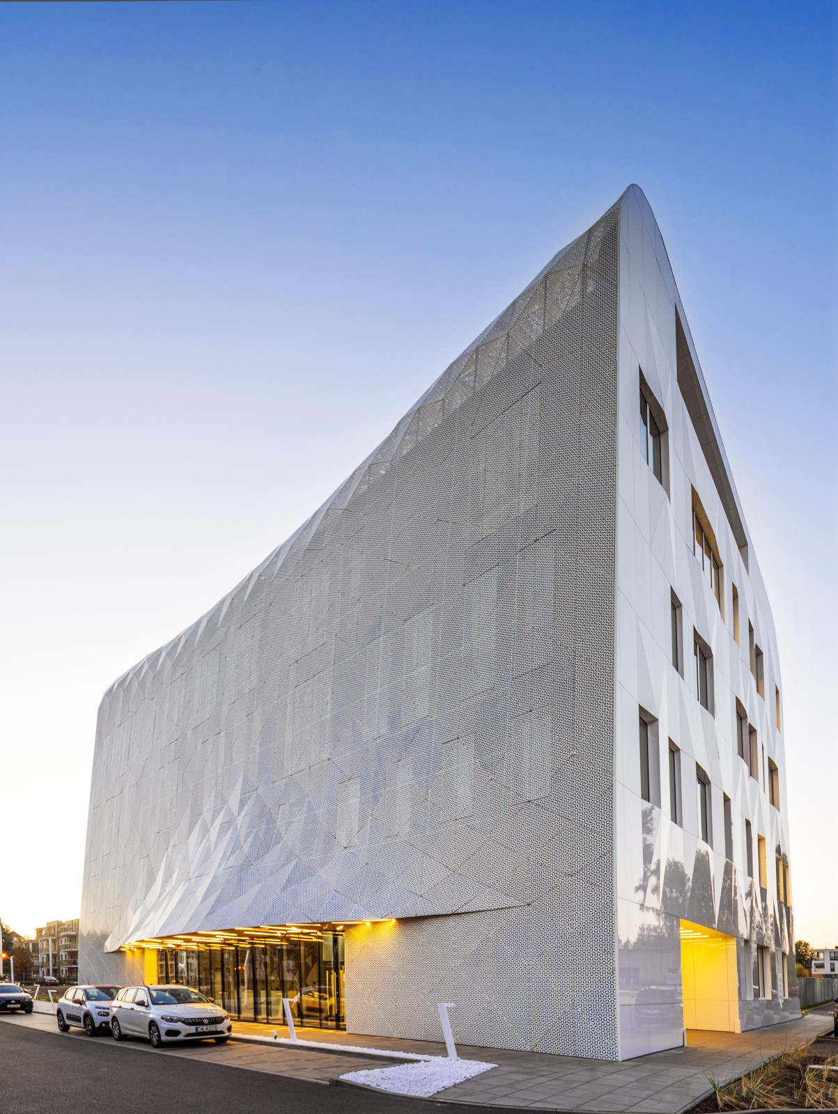 BIM建筑|疗养小镇的‘浪潮’，医疗研究中心 / FAAB