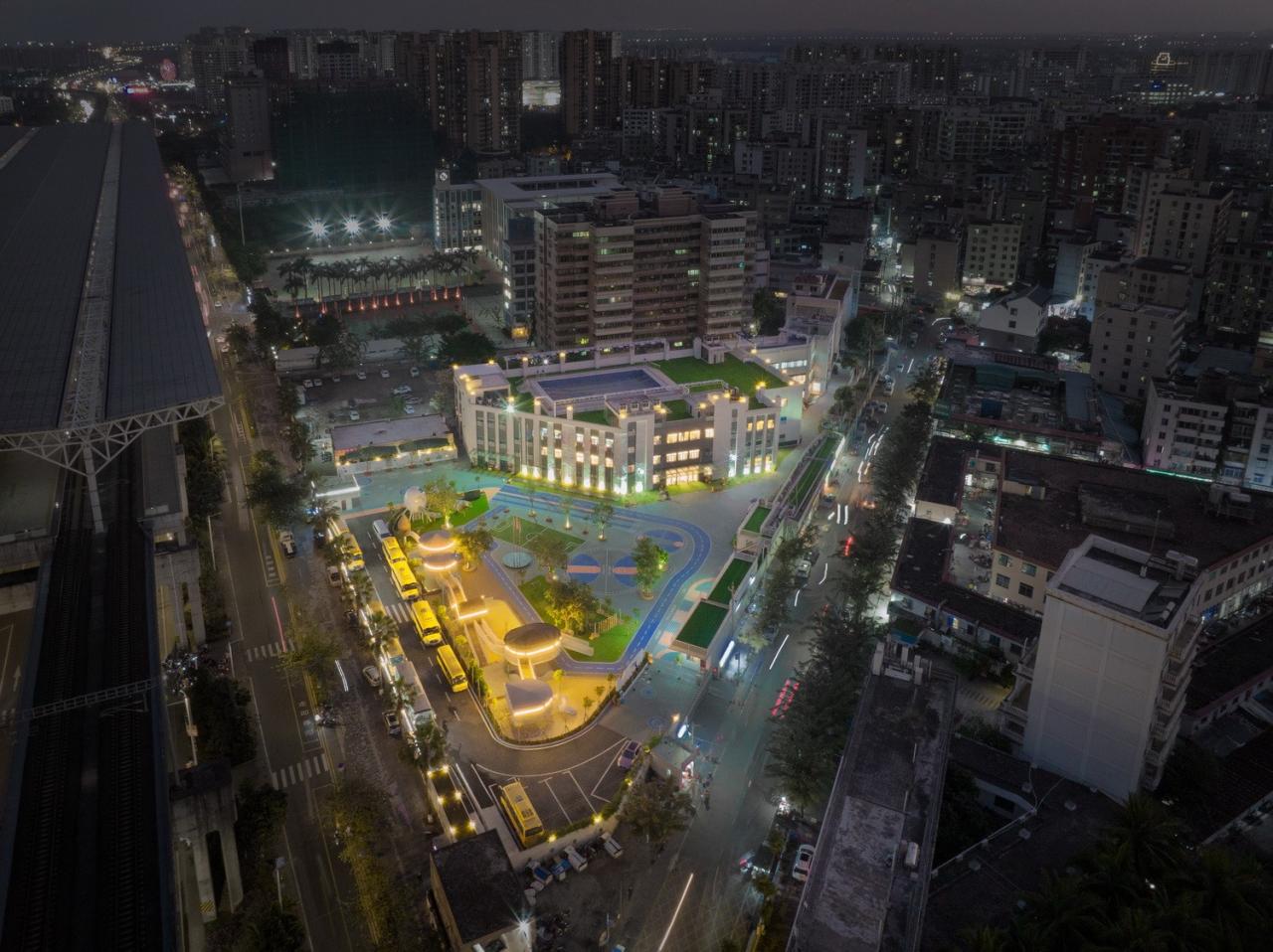 BIM建筑|海口山高幼儿园：一座位于高铁站下的幼儿园,如何征服小朋友 / DIKA新作