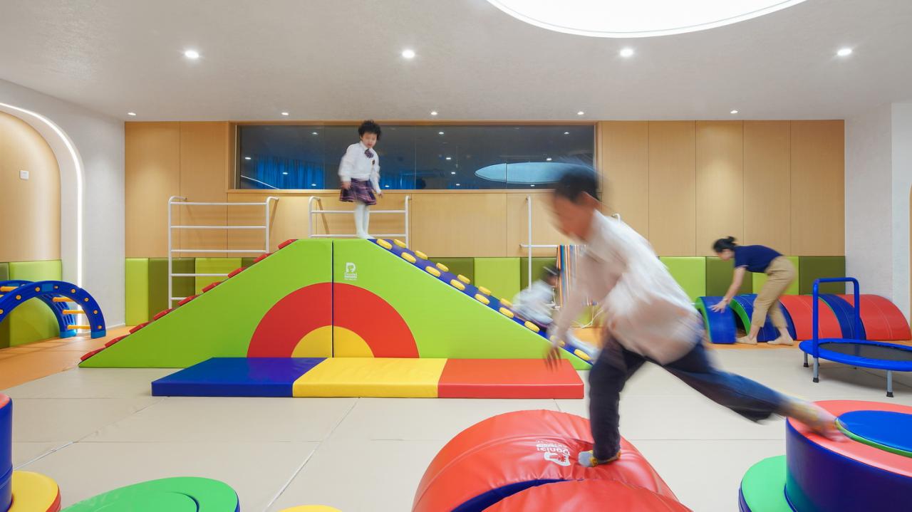 BIM建筑|海口山高幼儿园：一座位于高铁站下的幼儿园,如何征服小朋友 / DIKA新作