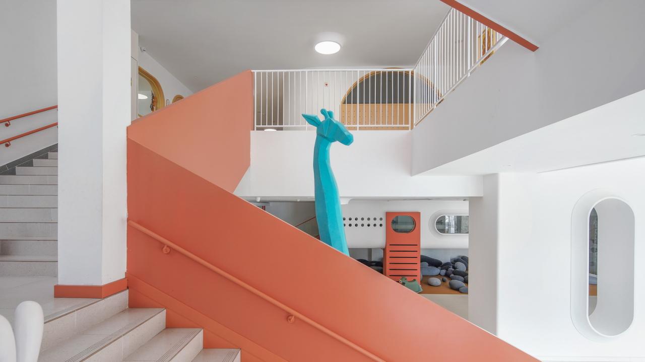 BIM建筑|海口山高幼儿园：一座位于高铁站下的幼儿园,如何征服小朋友 / DIKA新作