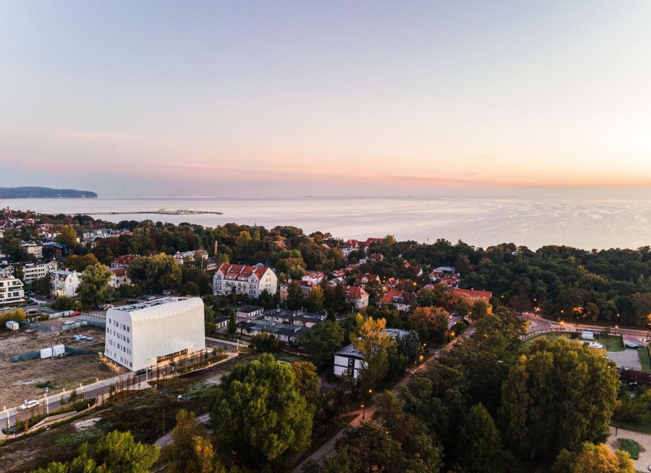 BIM建筑|疗养小镇的‘浪潮’，医疗研究中心 / FAAB