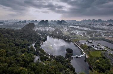 BIM建筑|山水间的“负空间”营造 ——漓江文化旅游度假区塔山会馆 / UA尤安设计-BIM建筑网