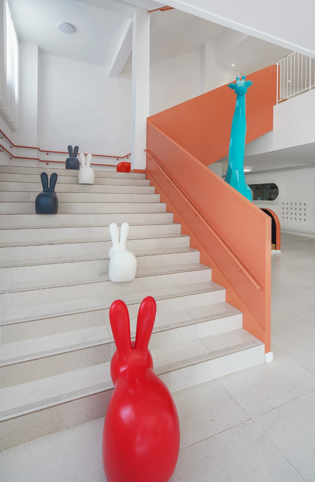 BIM建筑|海口山高幼儿园：一座位于高铁站下的幼儿园,如何征服小朋友 / DIKA新作