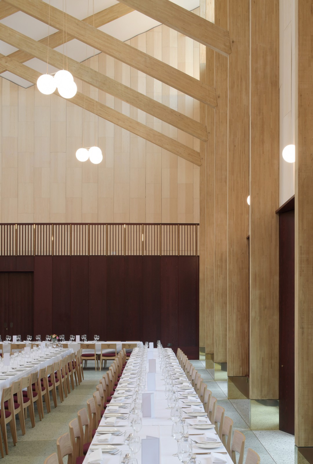 BIM建筑|复古绿釉，剑桥大学食堂 / Feilden Fowles