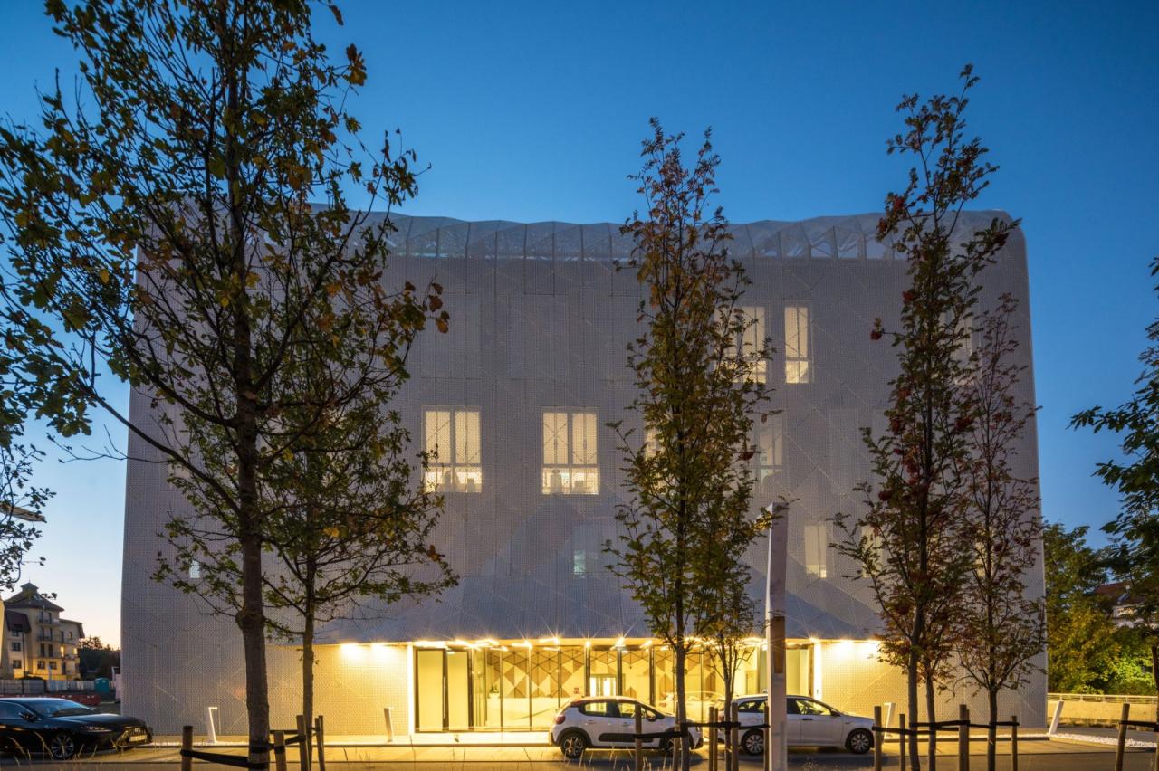 BIM建筑|疗养小镇的‘浪潮’，医疗研究中心 / FAAB