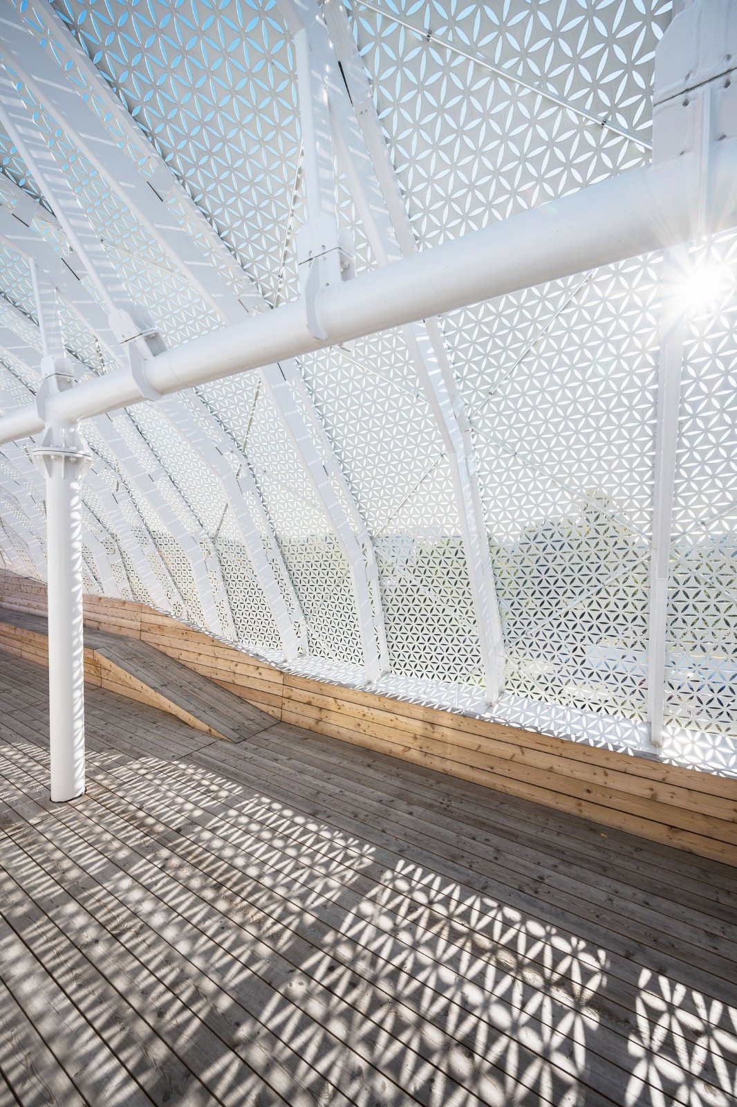 BIM建筑|疗养小镇的‘浪潮’，医疗研究中心 / FAAB