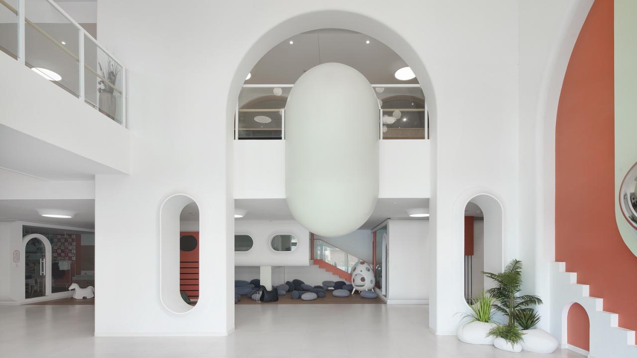 BIM建筑|海口山高幼儿园：一座位于高铁站下的幼儿园,如何征服小朋友 / DIKA新作