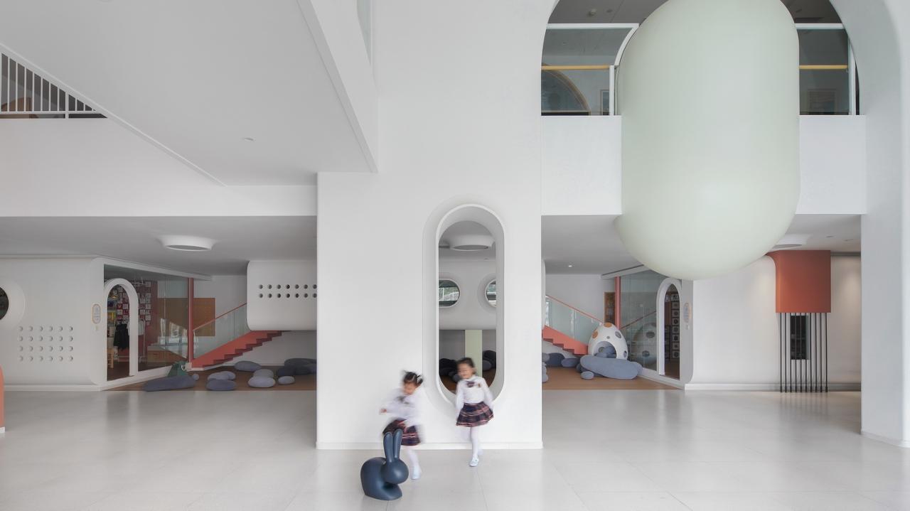 BIM建筑|海口山高幼儿园：一座位于高铁站下的幼儿园,如何征服小朋友 / DIKA新作