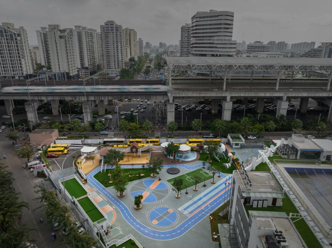 BIM建筑|海口山高幼儿园：一座位于高铁站下的幼儿园,如何征服小朋友 / DIKA新作