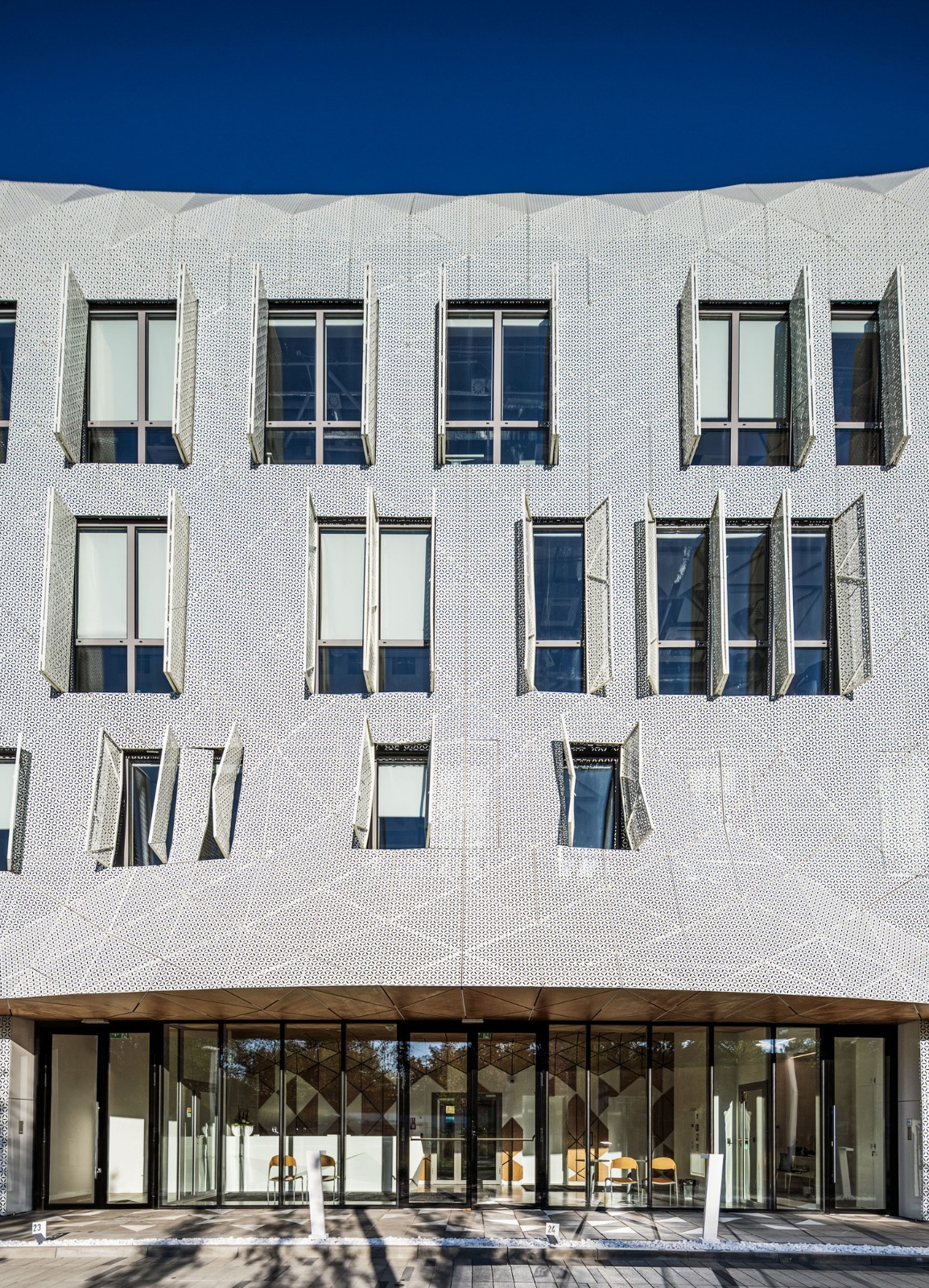 BIM建筑|疗养小镇的‘浪潮’，医疗研究中心 / FAAB