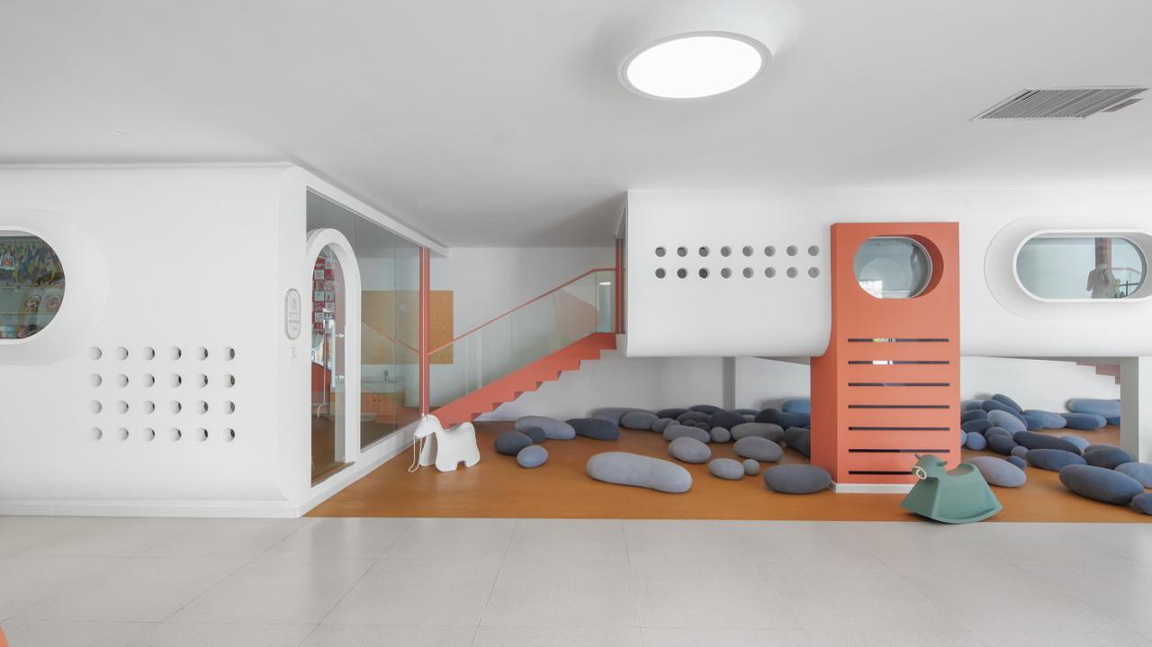 BIM建筑|海口山高幼儿园：一座位于高铁站下的幼儿园,如何征服小朋友 / DIKA新作