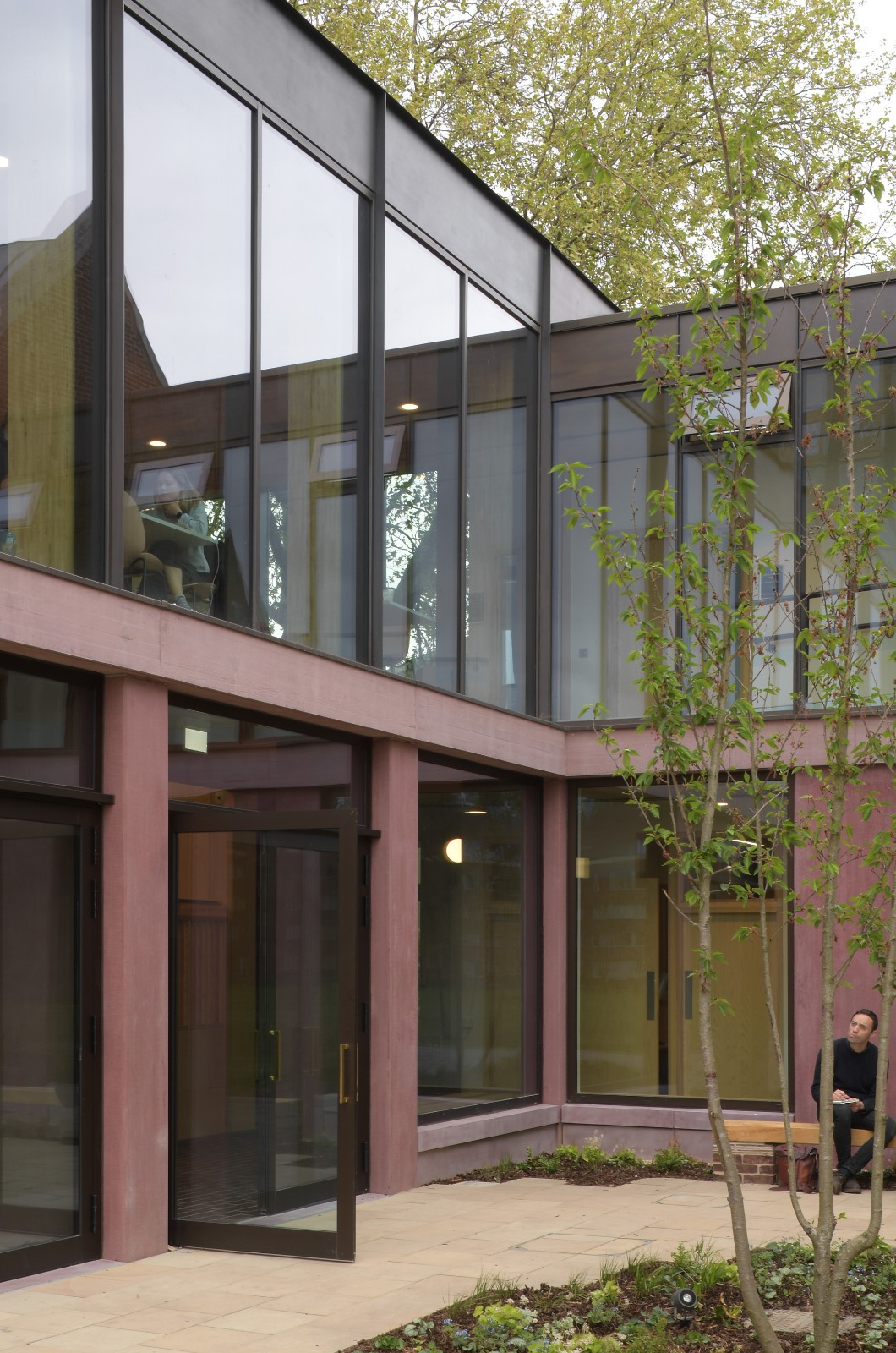 BIM建筑|复古绿釉，剑桥大学食堂 / Feilden Fowles