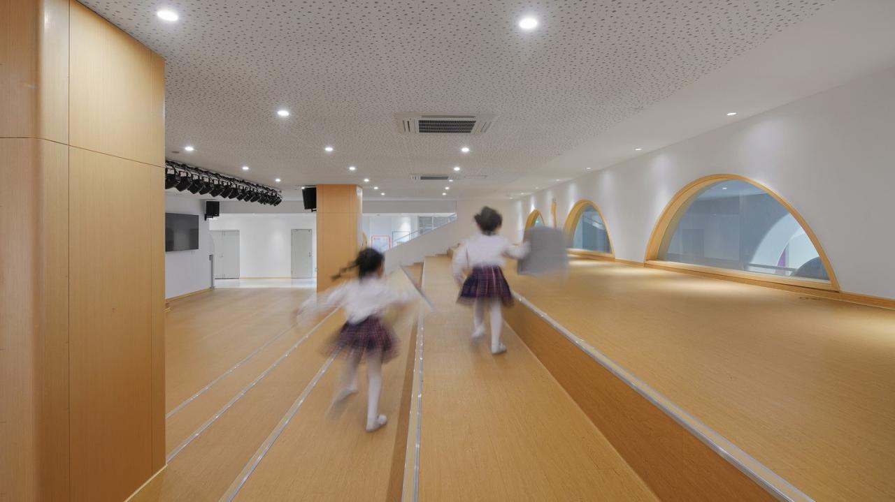 BIM建筑|海口山高幼儿园：一座位于高铁站下的幼儿园,如何征服小朋友 / DIKA新作