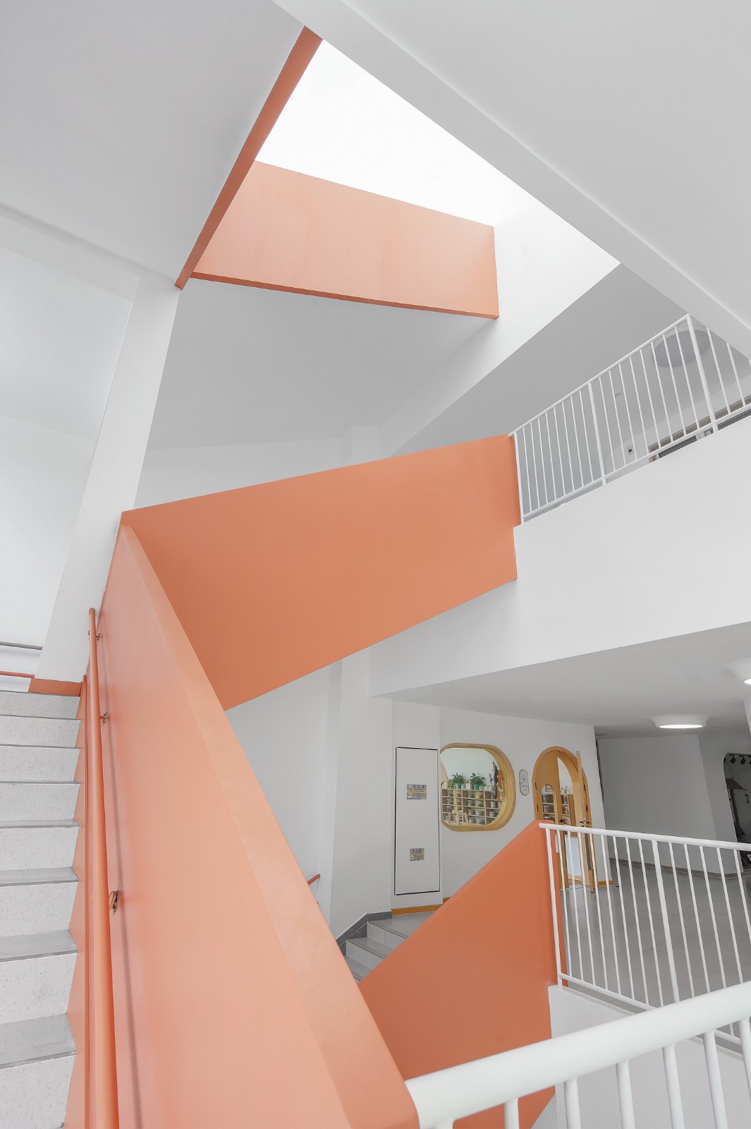 BIM建筑|海口山高幼儿园：一座位于高铁站下的幼儿园,如何征服小朋友 / DIKA新作