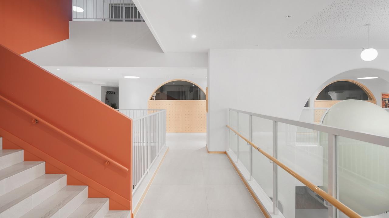 BIM建筑|海口山高幼儿园：一座位于高铁站下的幼儿园,如何征服小朋友 / DIKA新作