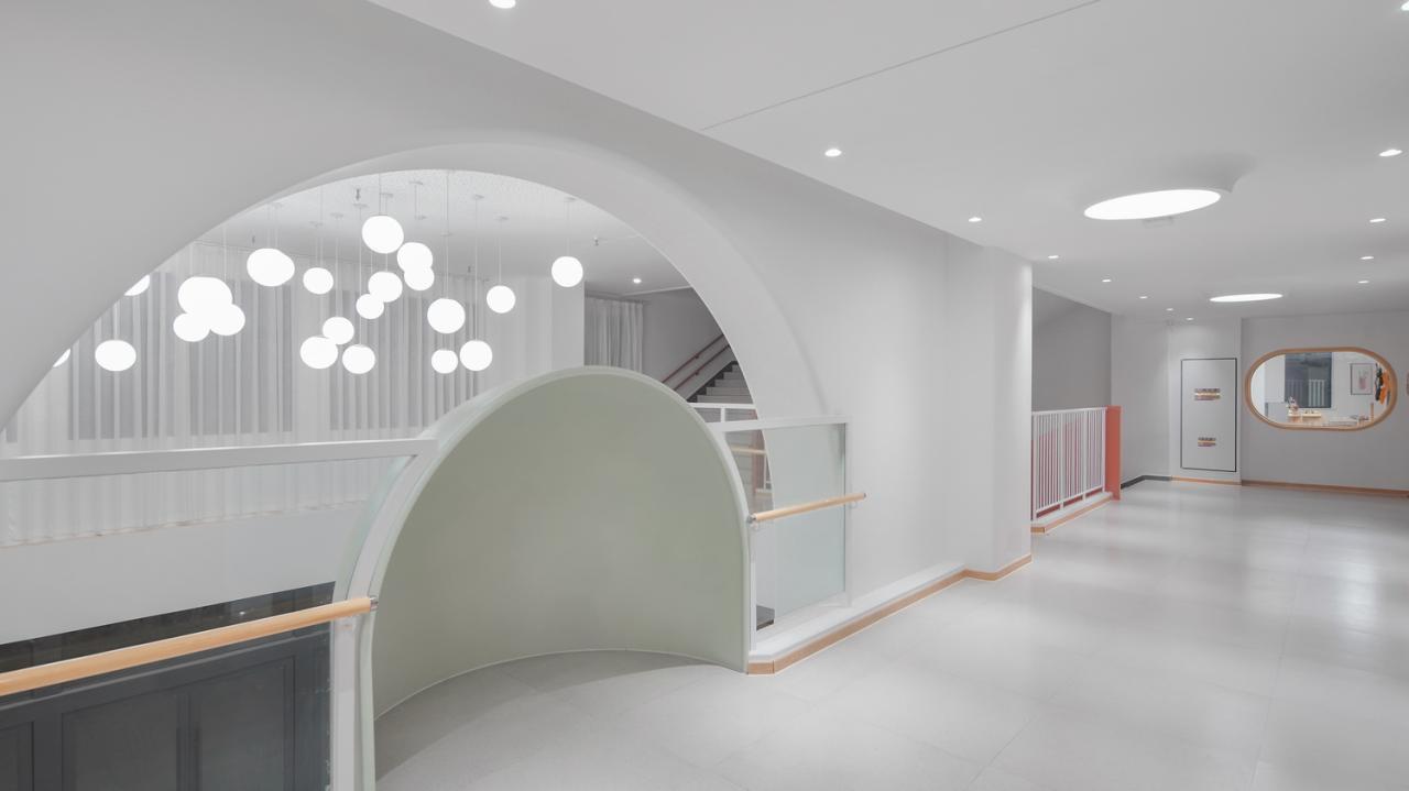 BIM建筑|海口山高幼儿园：一座位于高铁站下的幼儿园,如何征服小朋友 / DIKA新作