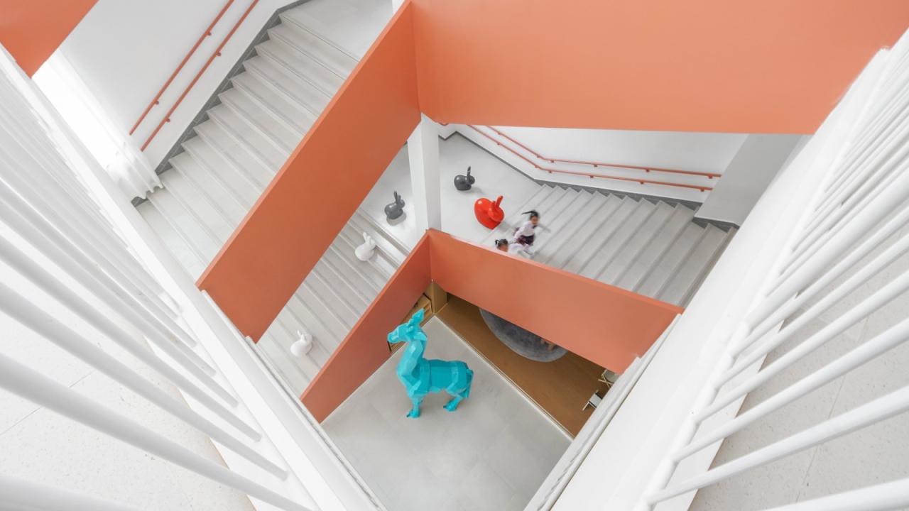 BIM建筑|海口山高幼儿园：一座位于高铁站下的幼儿园,如何征服小朋友 / DIKA新作