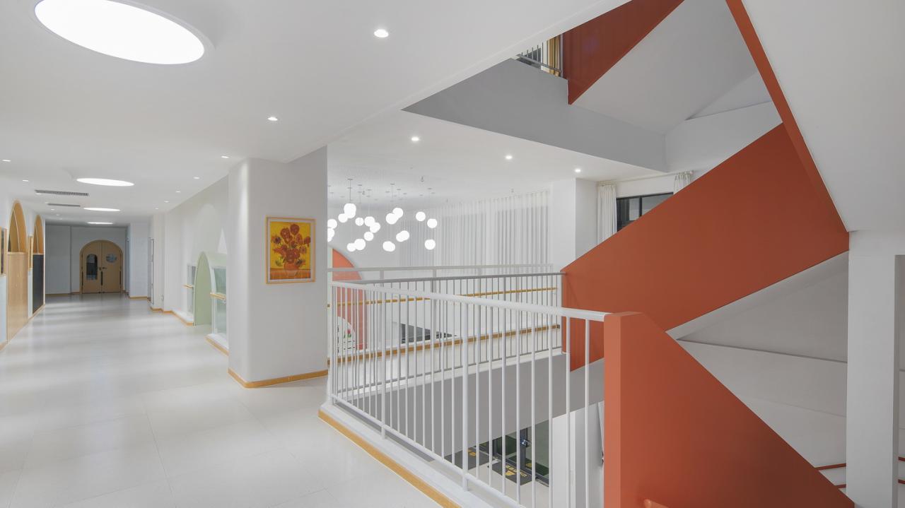 BIM建筑|海口山高幼儿园：一座位于高铁站下的幼儿园,如何征服小朋友 / DIKA新作